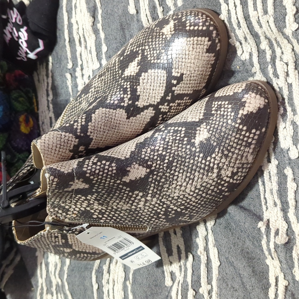 Time and tru booties snake print size 11 new w tags. NWT